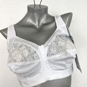 White Bra, made with spandex an lace, without wiring, made in Colombian.